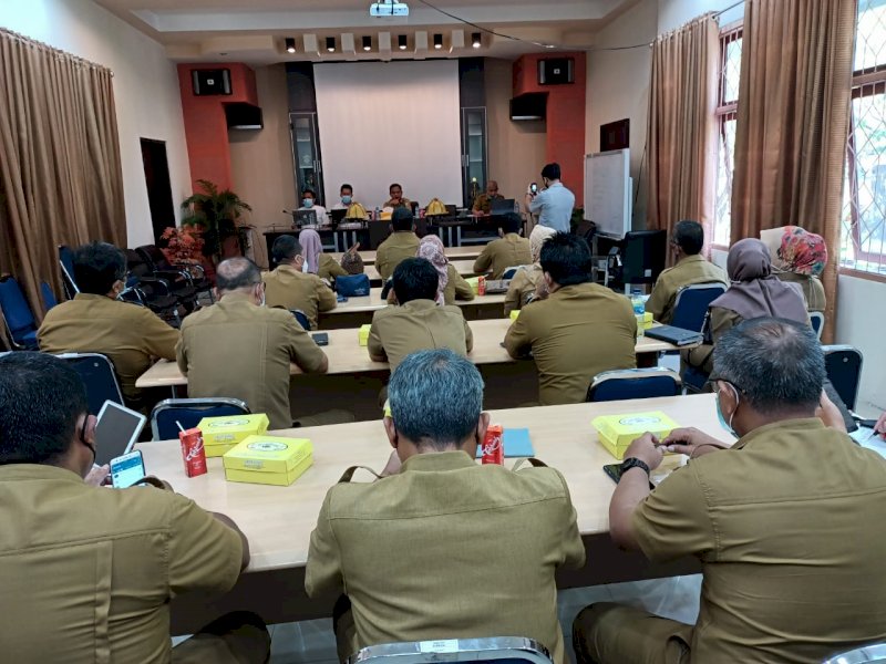 Pejabat struktural Dinas PU Makassar saat mengikuti Sosialisasi Gratifikasi. 