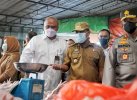 Bersama Kapolda dan KPPU, Plt Gubernur Sulsel Tinjau Harga Bahan Pokok di Pasar Terong