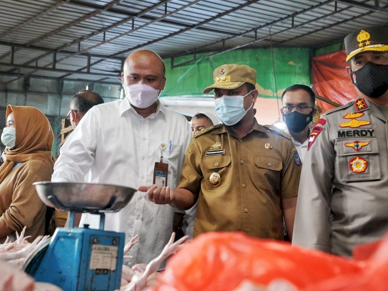 Plt Gubernur Sulsel saat meninjau harga bahan pokok di Pasar Terong. 