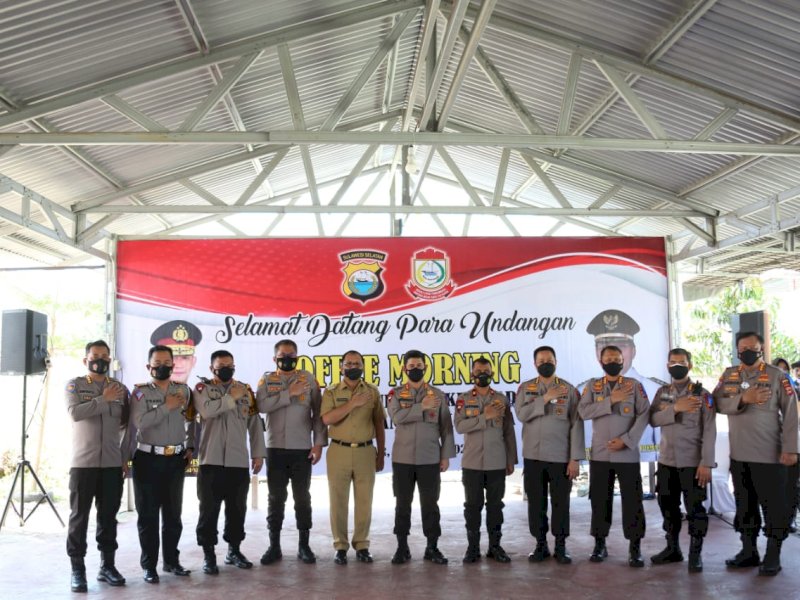 Foto bersama Wali Kota Makassar Danny Pomanto bersama Kapolda Sulsel dan PJU. 