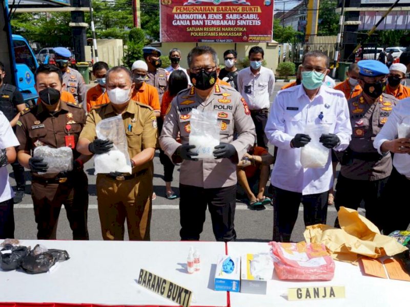 Pemusnahan barang bukti narkotika disaksikan langsung oleh Kapolrestabes Makassar, Kepala BNNP Sulsel, Dinas Kesehatan serta Kasi Pidsus Kejari Makassar (ist) 