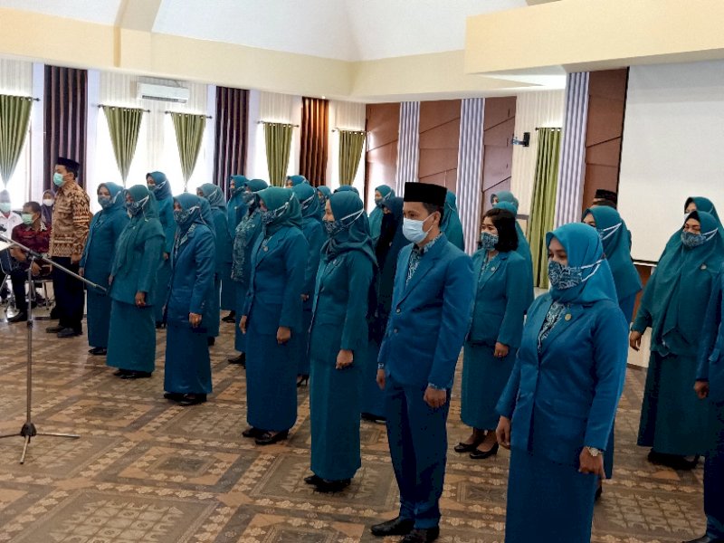 Suaib Mansur saat melantik pengurus TP PKK Lutra. 