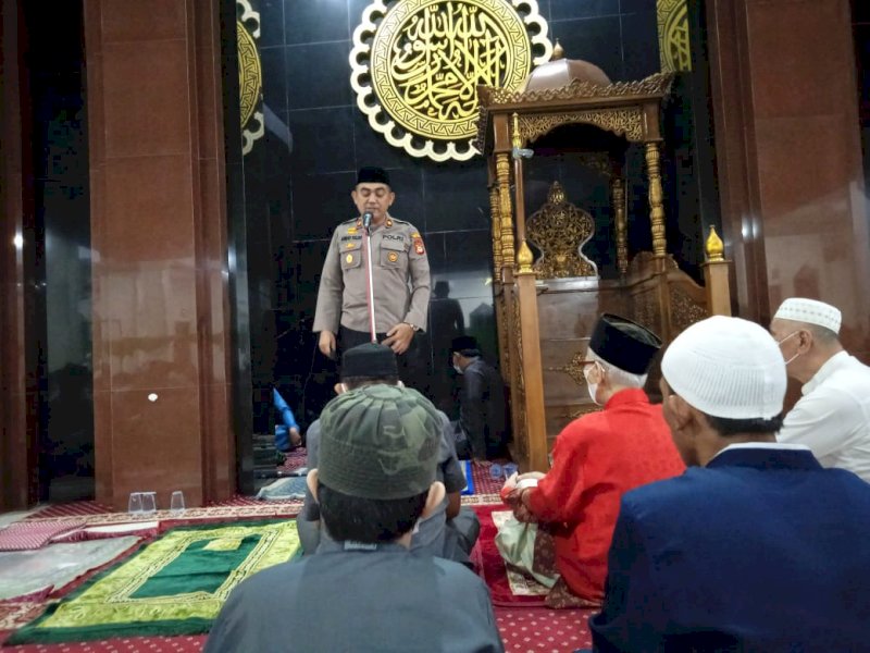 Kapolsek Mariso, Kompol Ahmad Yulias saat memberikan arahan pelaksanaan salat Tarawih berjamaah di Masjid Jami, Jalan Nuri, Kota Makassar. (Ist) 