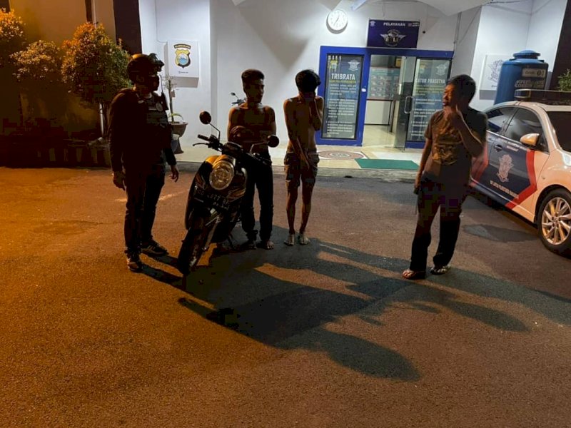 Pelaku balap liar saat diamankan. 