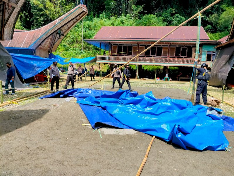 Personil Polres Torut membongkar tenda dan arena judi sabung ayam di Tongkonan Ne' Rongko, Lembang Tondon Matallo, Kecamatan Tondon, Sabtu siang (17/4). 
