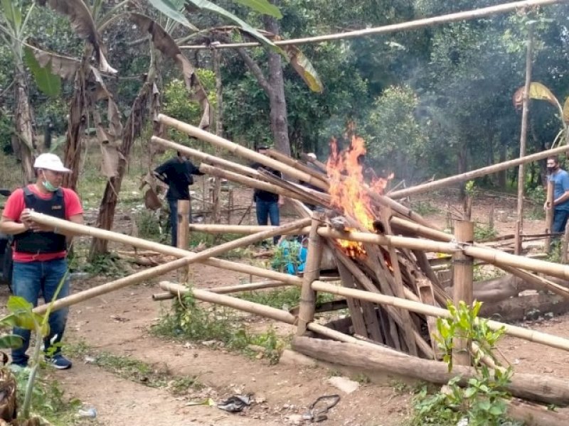 Petugas membakar arena sabung ayam di Bulukumba. 