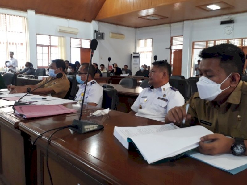 Rapat Dengar Pendapat (RDP) lintas komisi dengan menghadirkan beberapa Organisasi Perangkat Daerah (OPD) terkait, di ruang paripurna lama DPRD Bulukumba, Senin (19/4) 