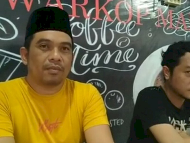 Anggota Resmob Mamajang, Kota Makassar Aiptu Samfidar saat menyiapkan takjil gratis untuk warga (ist) 