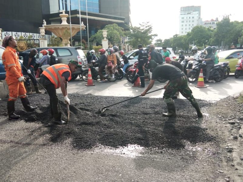 Tim Sapu Lubang dan Jalling Dinas PU Makassar saat memperbaiki jalan berlubang. 