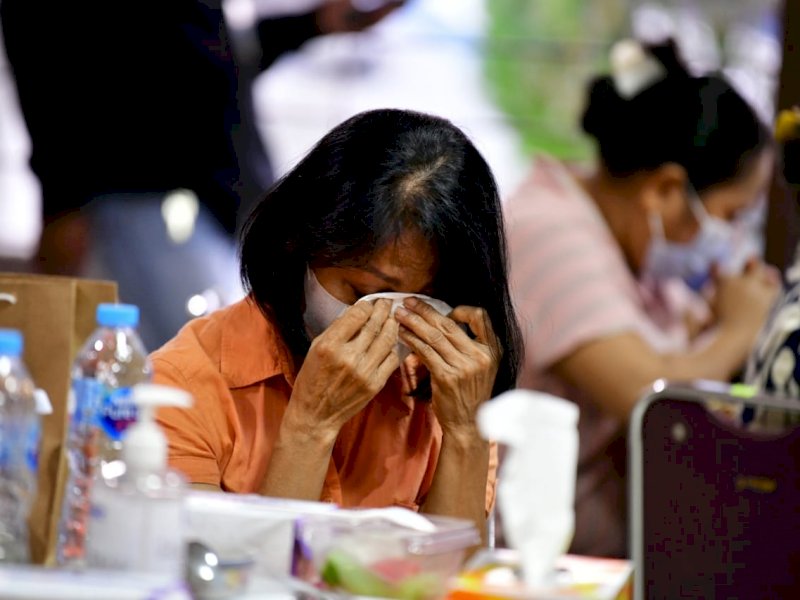 Salah seorang keluarga korban penembakan KKB Papua menangis saat Bu Risma mengutarakan keprihatinan atas insiden yang menimpa para korban, Selasa (20/4) malam. (Int) 