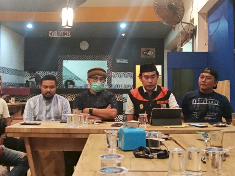 Wakil Ketua DPRD Makassar Adi Rasyid Ali bersama kuasa hukumnya BPPH Pemuda Pancasila Sulsel. 