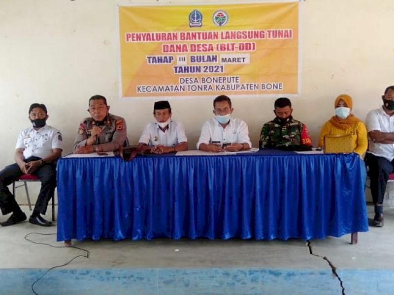 Penyerahan BLT DD Pemdes Bone Pute. 