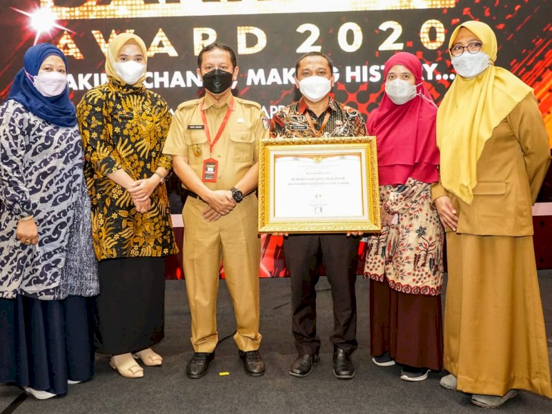 Sekda Makassar M Ansar saat menerima penghargaan. 