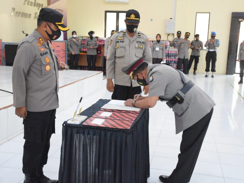 Kapolres Bulukumba saat memimpin Sertijab PJU dan Kapolsek Jajaran. 