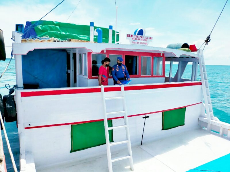 Pemeriksaan kapal di Pelabuhan Bajoe. 