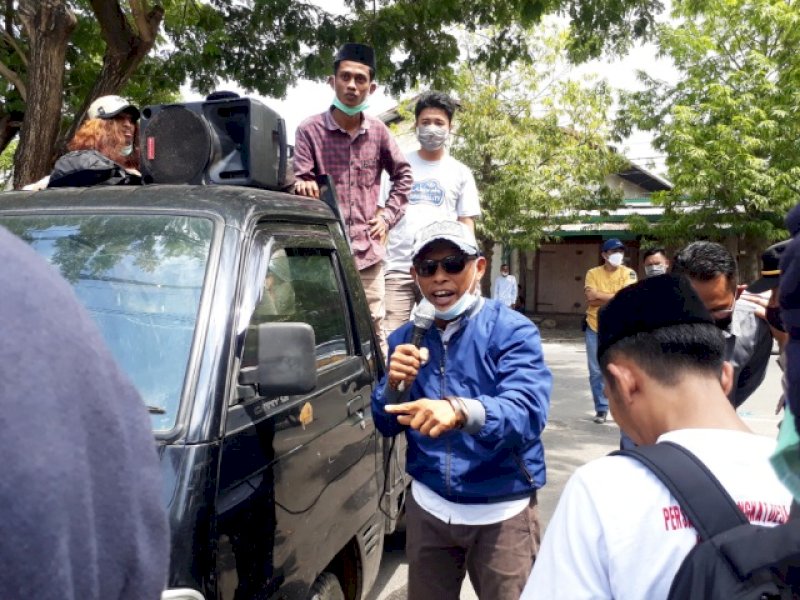 Warga berunjuk rasa di Polres Bulukumba menuntut Polres segera menangkap pembunuh Aliani.