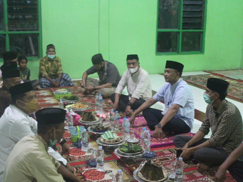 Ilham Azikin saat berbuka puasa bersama warga Kampala. 