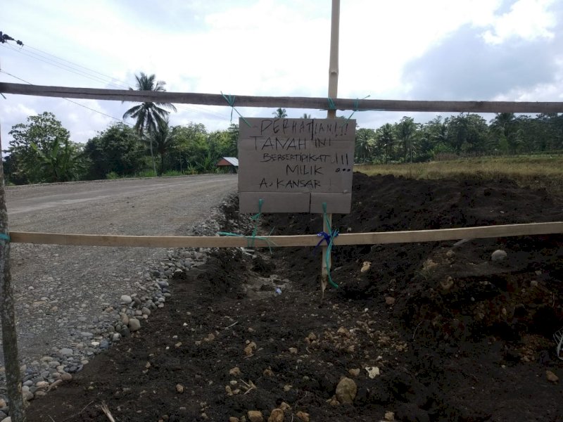 Jalur jalan nasional yang diblokade warga di Bone. 