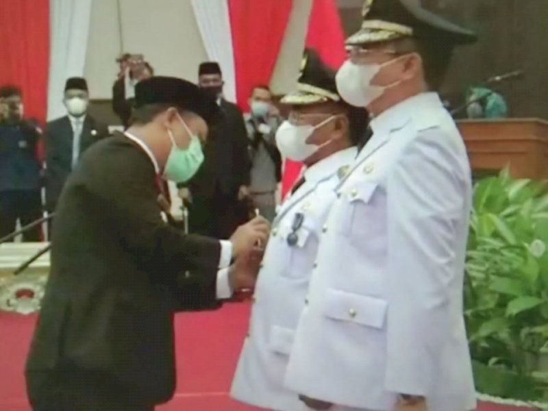 Plt Gubernur Sulsel Sudirman Sulaiman melantik Bupati dan Wabup Torut Yohanis Bassang-Frederik V Palimbong (Ombas-Dedy).