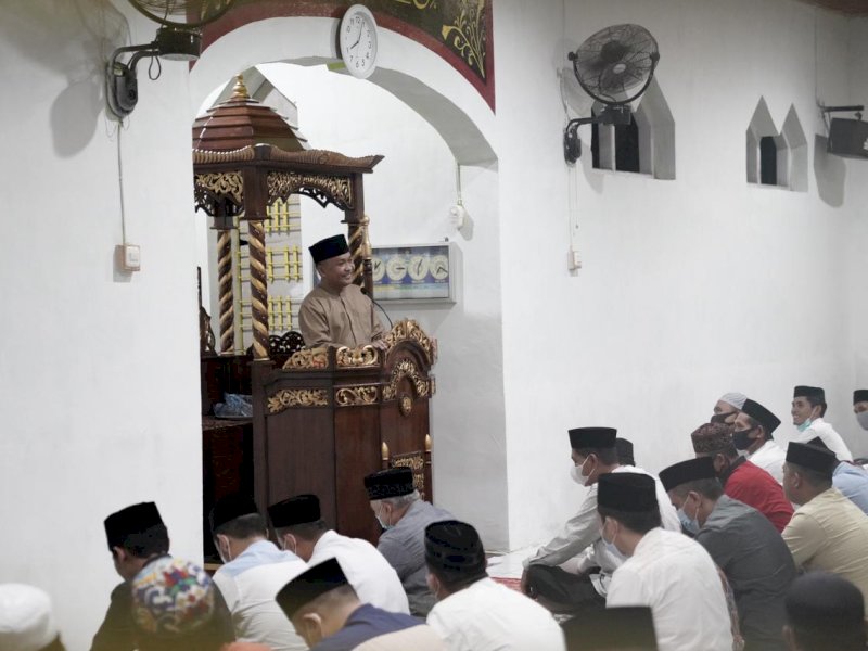 Bupati Bantaeng saat memberi tausiah dalam Safari Ramadhannya di Masjid 45 Pa'jukukang, Kabupaten Bantaeng. (Ist) 
