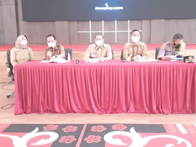 Bupati Wajo saat menggelar pertemuan dengan Para Cakades. 