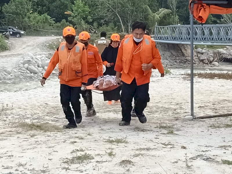 BPBD saat mengevakuasi korban banjir di Lutra. 