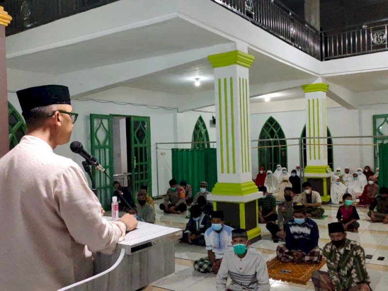 Kapolres Enrekang AKBP Andi Sinjaya melakukan Syiar Ramadhan di Masjid Nur Rahman Pelali, di. Desa Buntu Pema, Kecamatan Curio, Kabupaten Enrekang, Selasa(27/04/21).