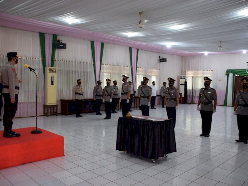 Kapolres Bone saat memimpin Sertijab Kapolsek. 