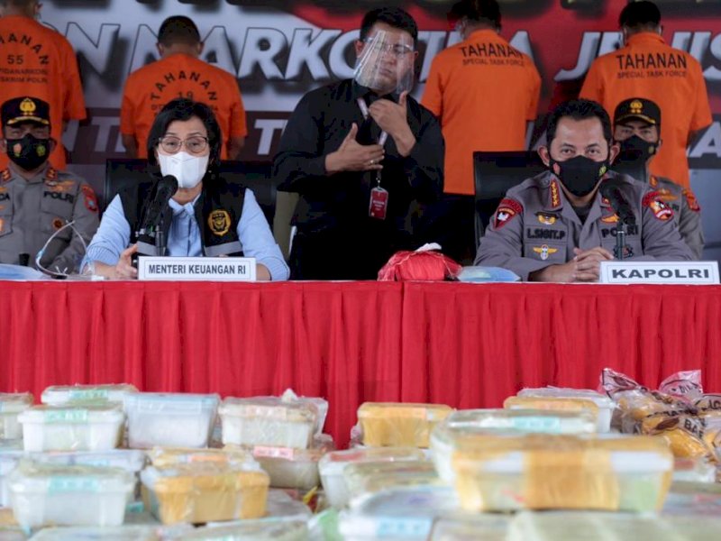 Menkeu Sri Mulyani (kiri) dan Kapolri Jenderal Listrik Sigit Prabowo saat menggelar konferensi pers hasil tangkap 2,5 ton ganja jaringan Internasional. (Ist) 