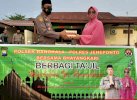 Polsek Bangkala dan Ibu Bhayangkari Kompak Bagi Takjil di Jeneponto