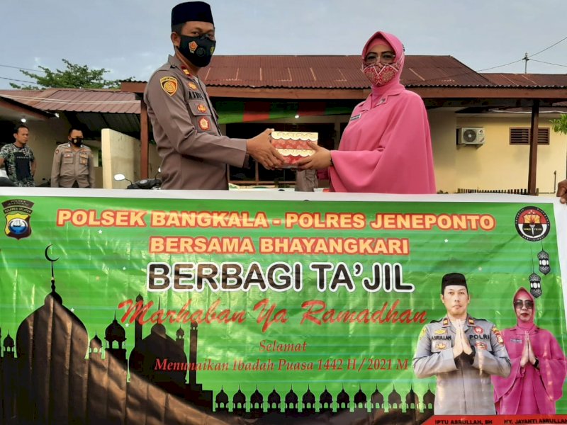 Polsek Bangkala dan Ibu Bhayangkari Polres Jeneponto berbagi takjil (ist) 