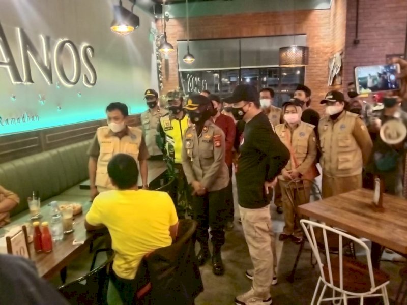 Satgas Raika Makassar saat menyasar keramaian. 