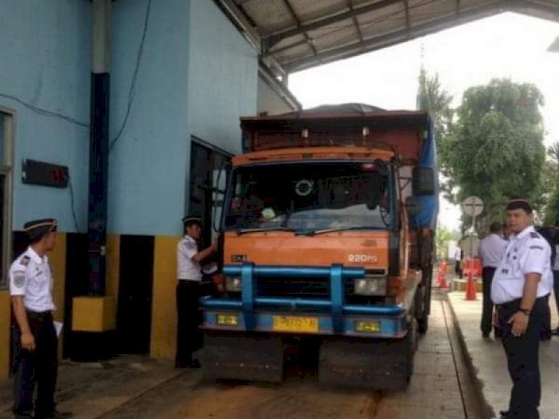 Penarikan retribusi Jembatan Timbang Wajo. 