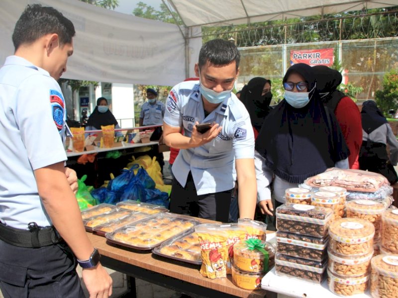 Petugas Rutan Klas I A Makassar memfasilitasi warga sekitar untuk mendapatkan sembako serta jajanan murah melalui kegiatan Pasar Murah. (Ist/hmsrutan) 