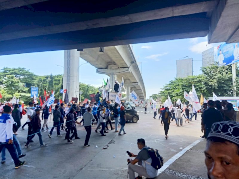 Ratusan massa buruh dan pekerja di Makassar menggelar unjuk rasa di jalan-jalan utama Kota Makassar (ist) 