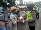 Sasar Pengayuh Becak, Sat Lantas Bantaeng Berbagi Takjil dan Masker