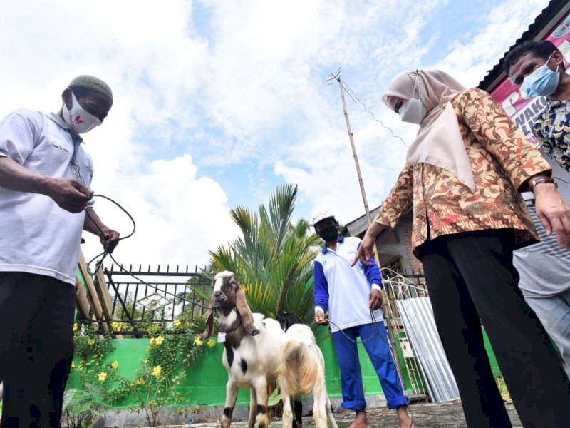 Bupati Lutra Indah Putri Indriani saat menyerahkan bantuan. 