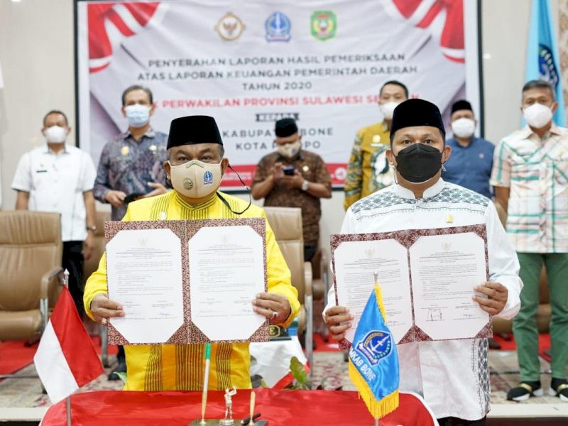 Bupati Bone Fashar Padjalangi saat menerima WTP. 