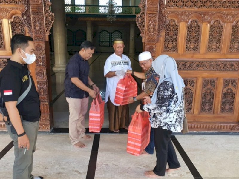 Pengurus KKSS Malra dan Tual bagi-bagi takjil Ramadhan. 