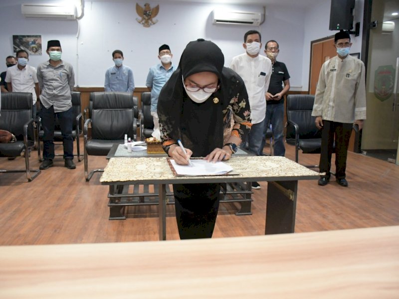 Bupati Lutra Indah Putri Indriani saat menandatangani perjanjian kerjasama dengan ITS Surabaya. 