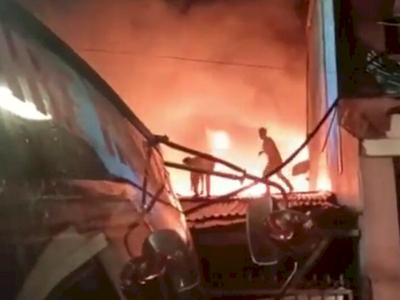 Kebakaran melanda permukiman padat di Tinumbu, Makassar. 