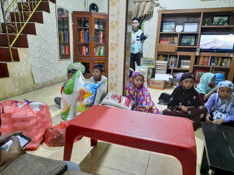 AUHM-PWI Sulsel saat berbagi dengan kaum dhuafa. 