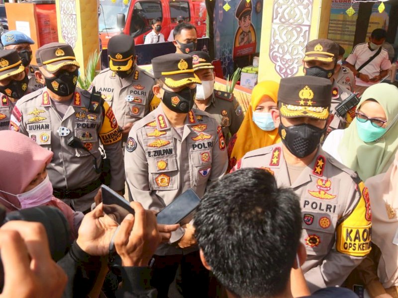 Kapolda Sulsel Irjen Pol Merdisyam meninjau pos pelayanan.  