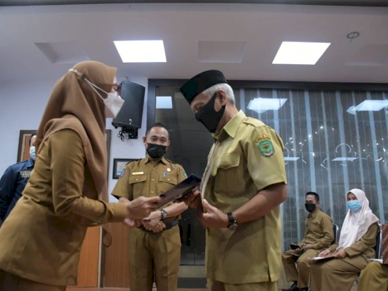 Bupati Lutra Indah Putri Indriani saat menyerahkan SK. 