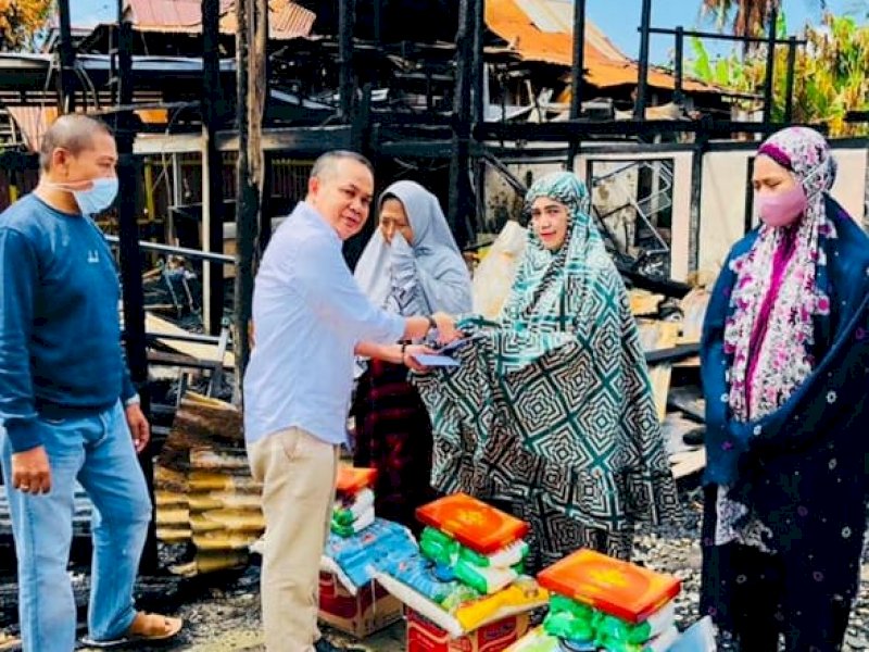 Legislator Sulsel ATL saat menyerahkan bantuan untuk korban kebakaran. 