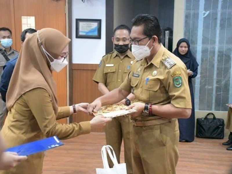 Bupati Lutra Indah Putri Indriani saat menyerahkan SK Pensiun. 