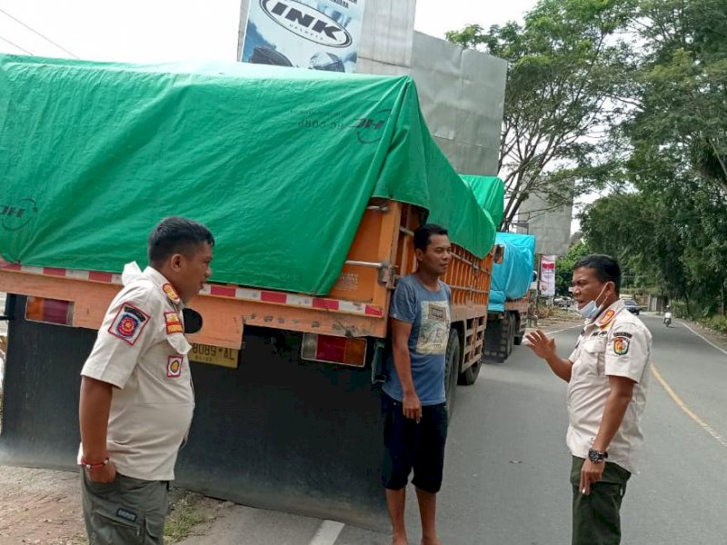 Satpol PP Torut saat menegur pengguna truk saat hendak bongkar muat barang. 