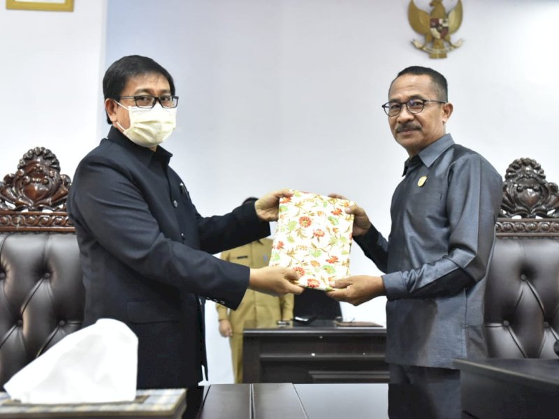 Penyerahan Ranperda DPRD Lutra. 