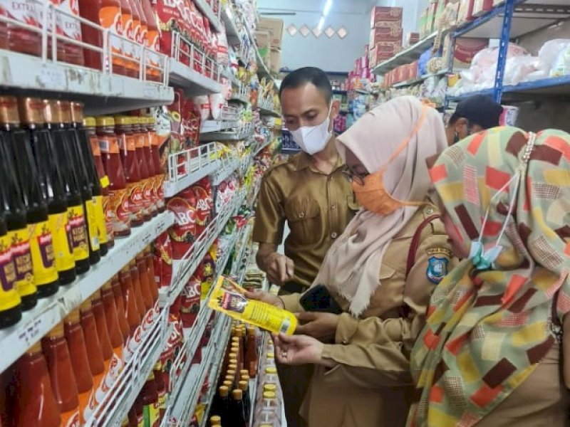 Petugas Disperindag Bulukumba saat memantau harga bahan pokok. 