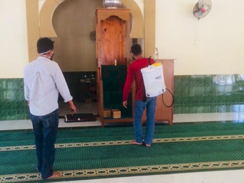 Penyemprotan disinfektan di masjid Bantaeng. 